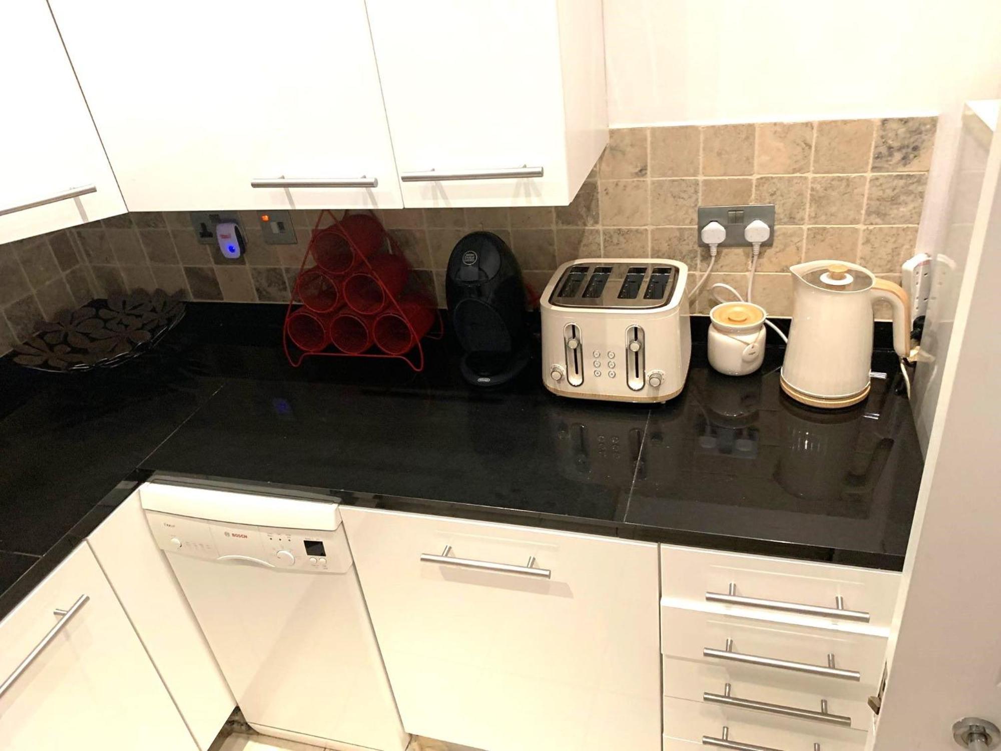 Alluring 2-bed, 2-bath Flat On High Street Kensington, Near Kensington Palace * London