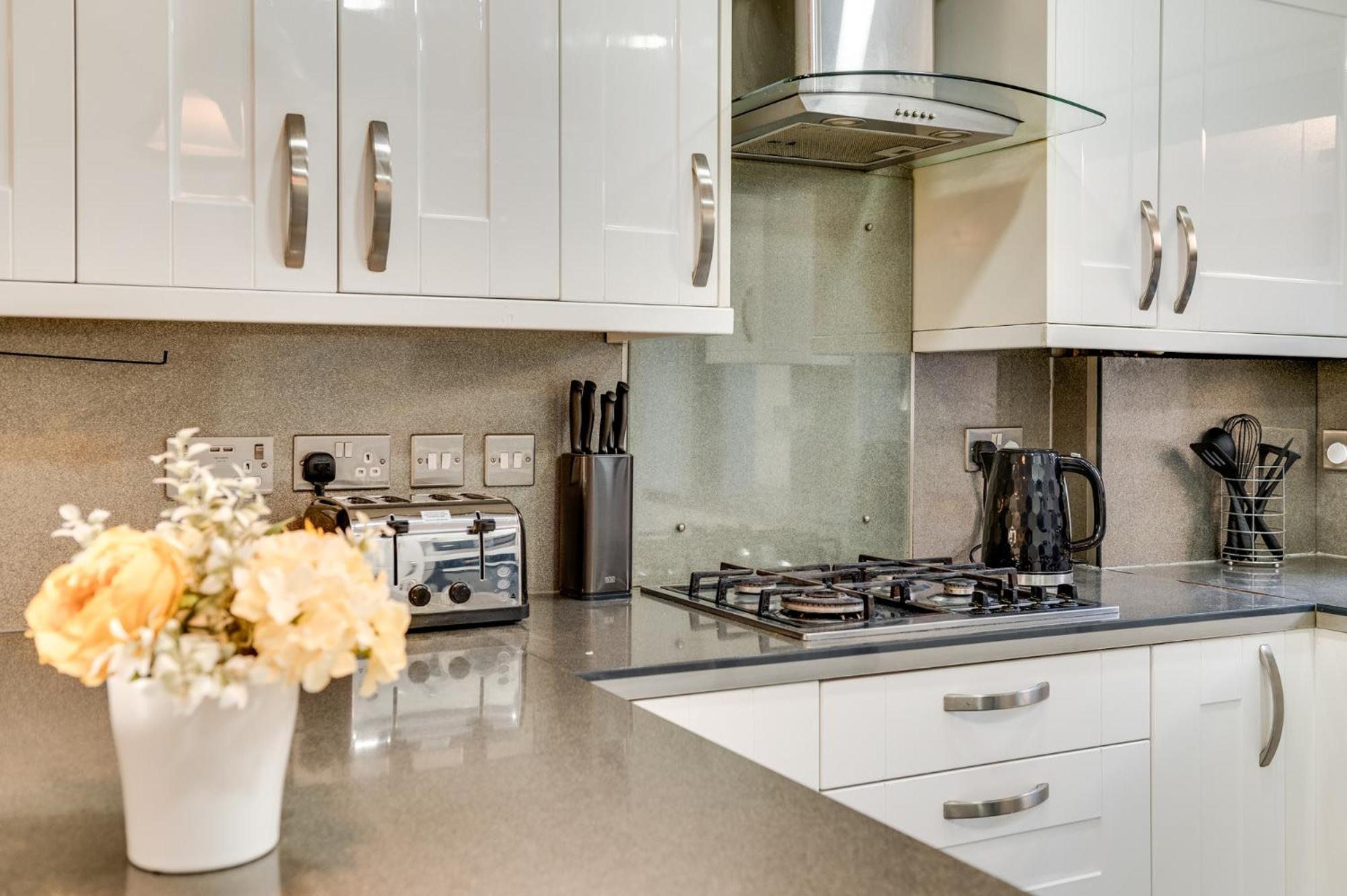 Livestay - Stylish 3-bed Gem In Trendy E1 Londen