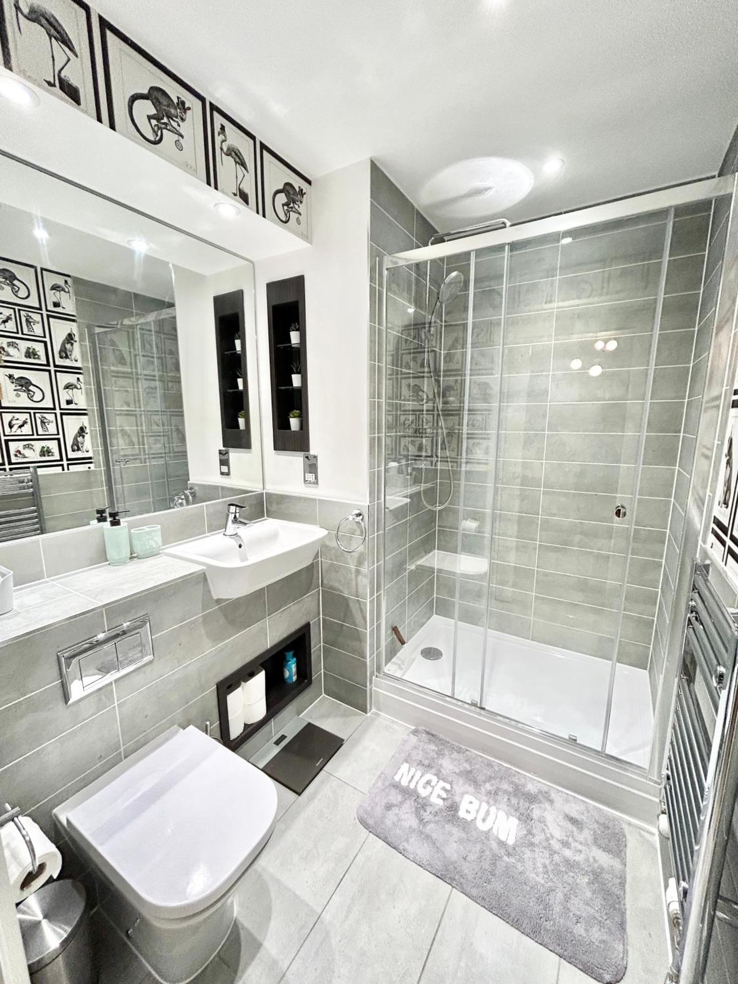 Canary Wharf, Sleeps 4, Fast Wifi, Gym, Prime Location Apartment