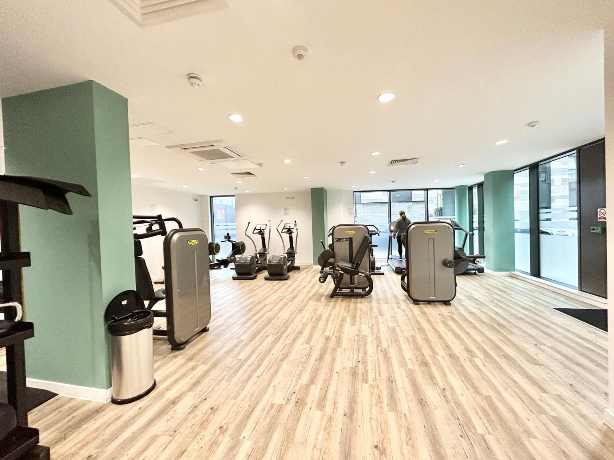 Canary Wharf, Sleeps 4, Fast Wifi, Gym, Prime Location Apartment *