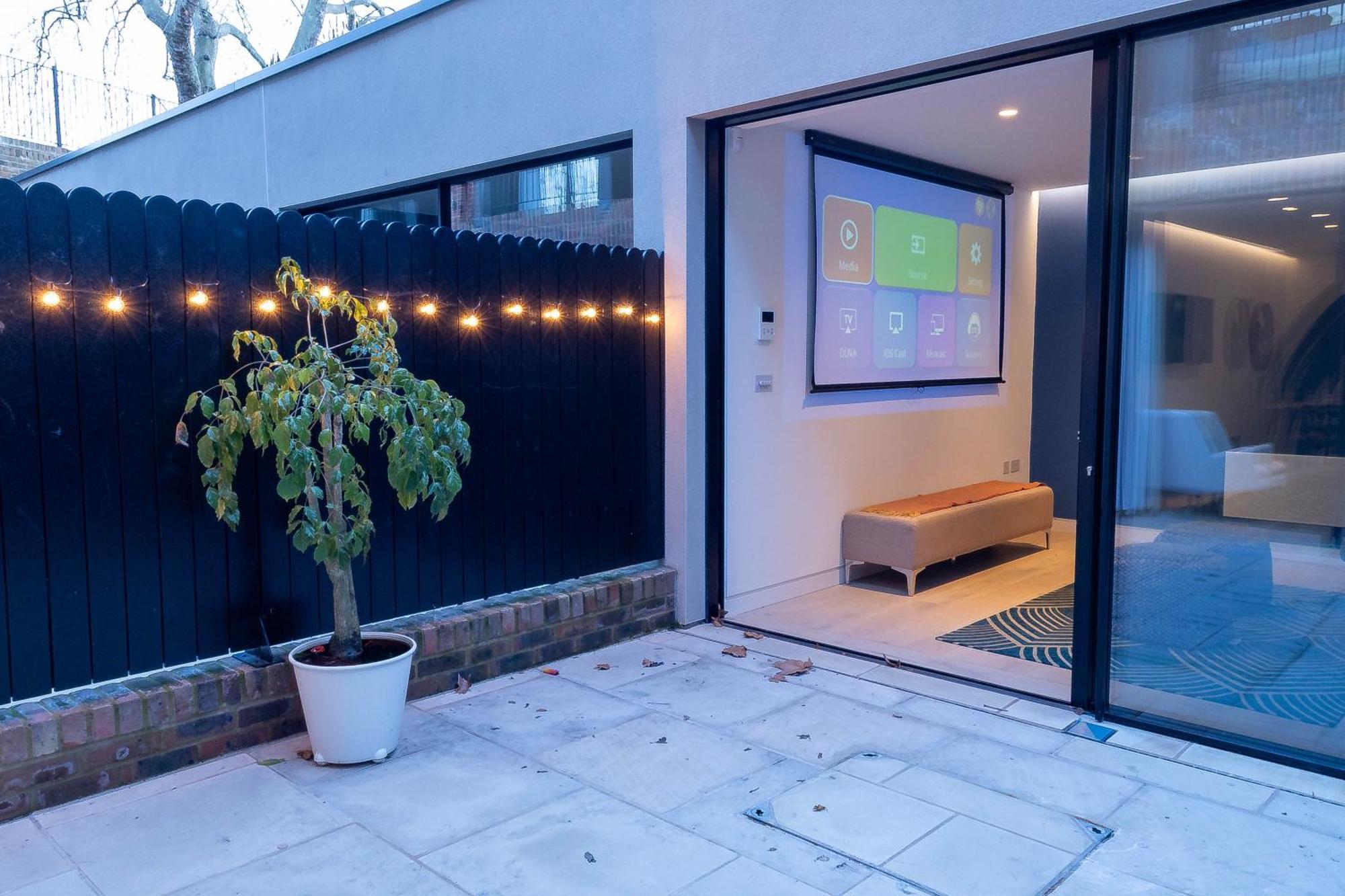 The Arches Luxurious Three Bedroom Close To Hampstead Heath With Garden Balcony And Courtyard
