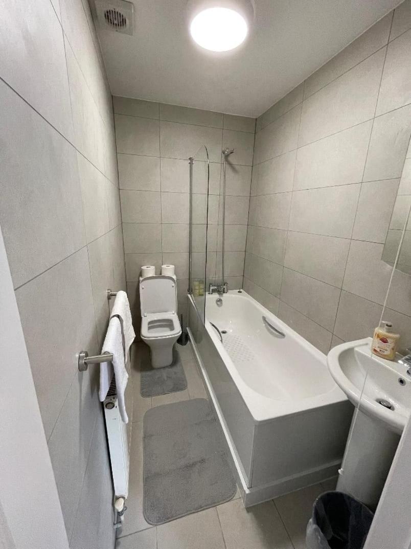 Flat 2 Battersea Park Road Apartment *