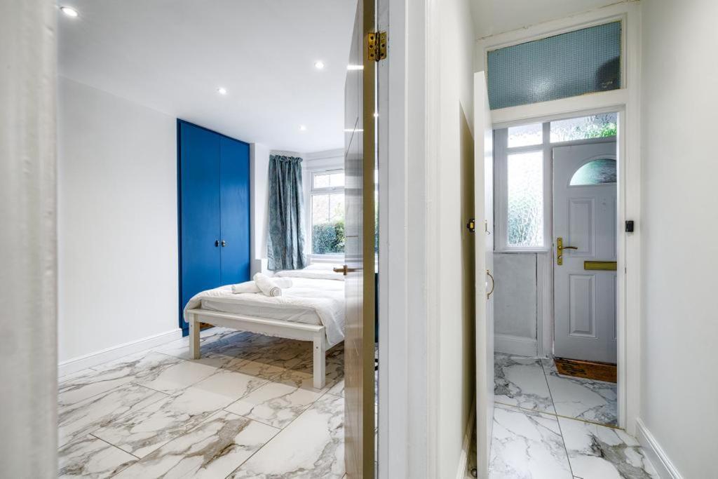 Apartment Luxurious 2 Bedroom Flat With Parking And Garden, 5 Mins Walk To Train Station And Bus Stop Opposite