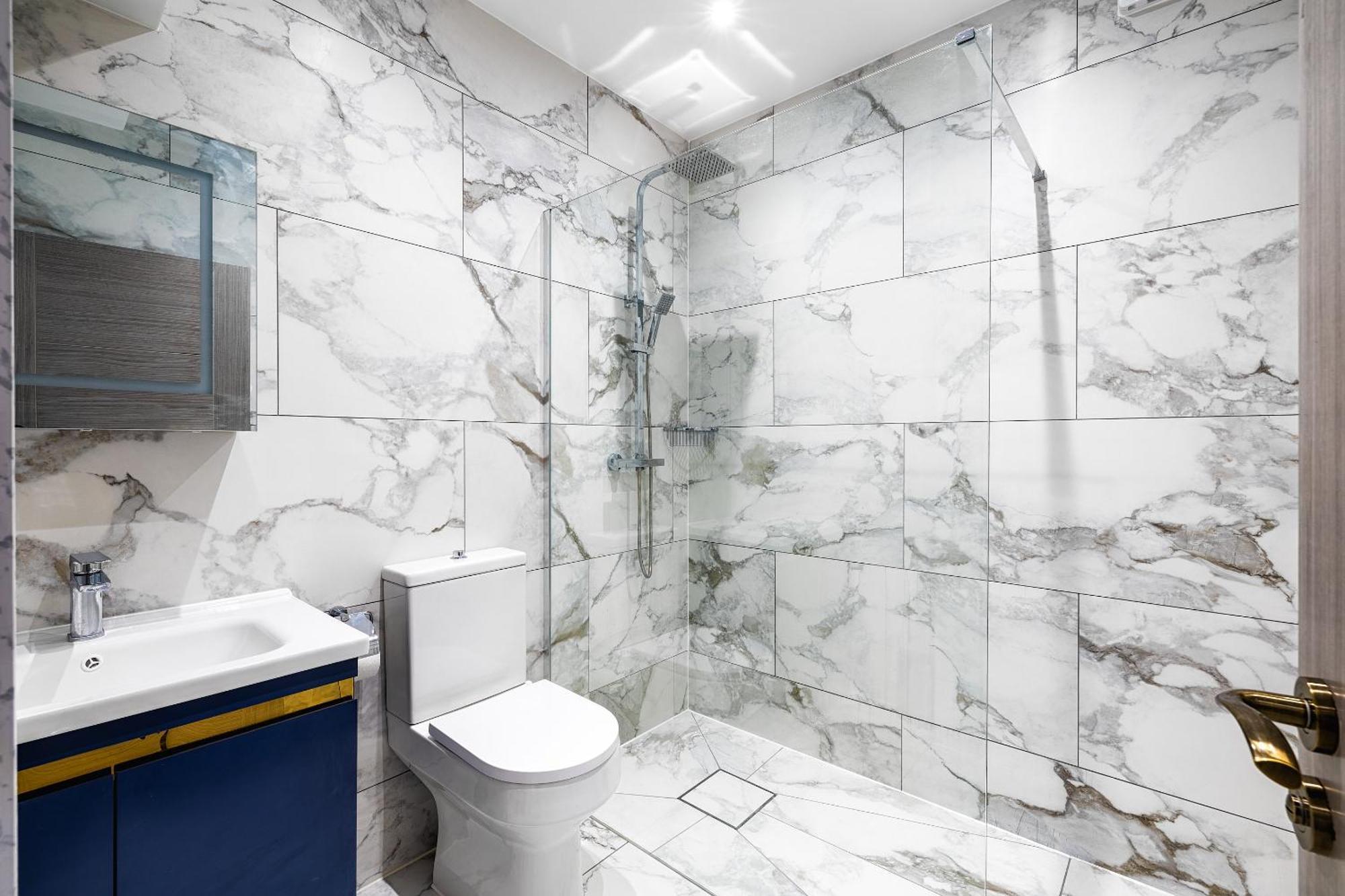 Luxurious 2 Bedroom Flat With Parking And Garden, 5 Mins Walk To Train Station And Bus Stop Opposite Apartment London