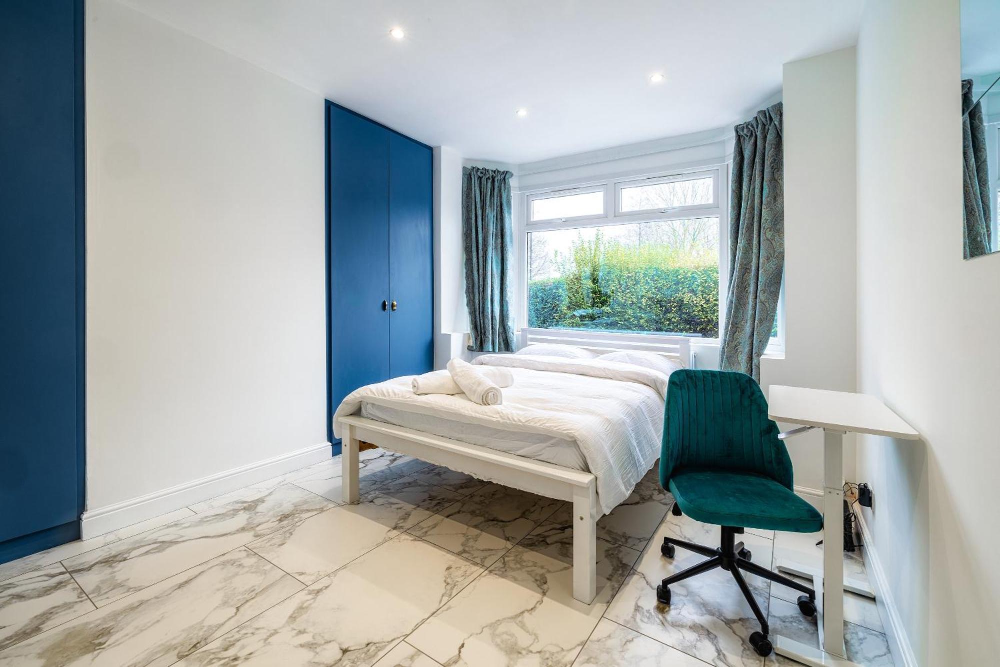 Apartment Luxurious 2 Bedroom Flat With Parking And Garden, 5 Mins Walk To Train Station And Bus Stop Opposite London