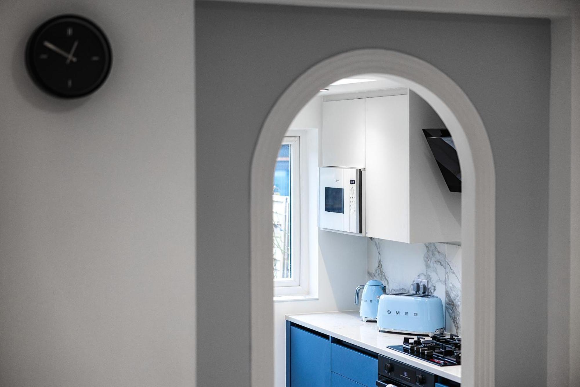 Apartment Luxurious 2 Bedroom Flat With Parking And Garden, 5 Mins Walk To Train Station And Bus Stop Opposite