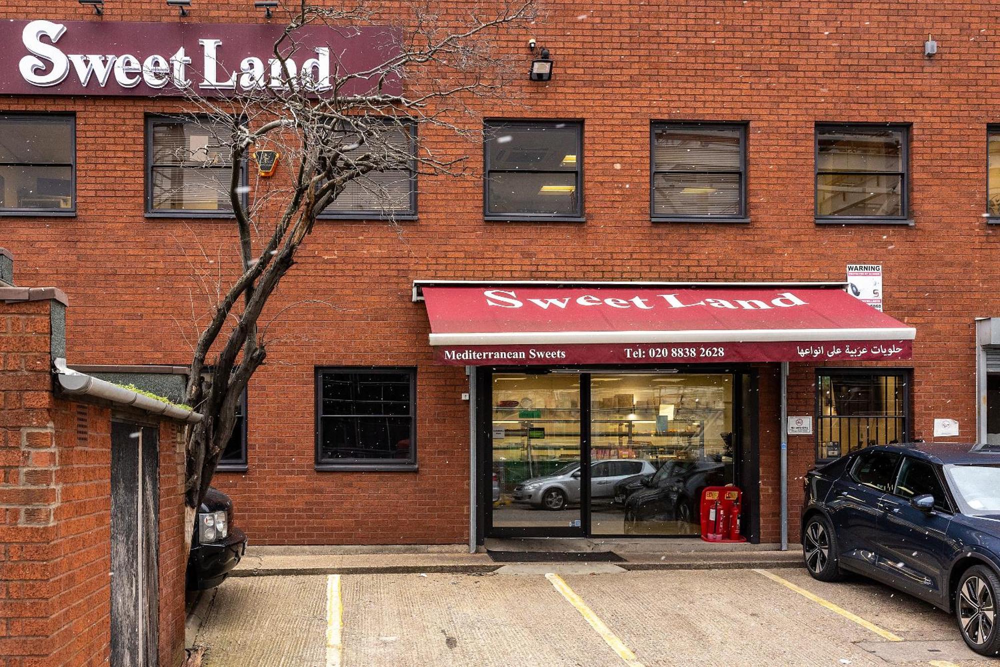 Luxurious 2 Bedroom Flat With Parking And Garden, 5 Mins Walk To Train Station And Bus Stop Opposite Apartment London