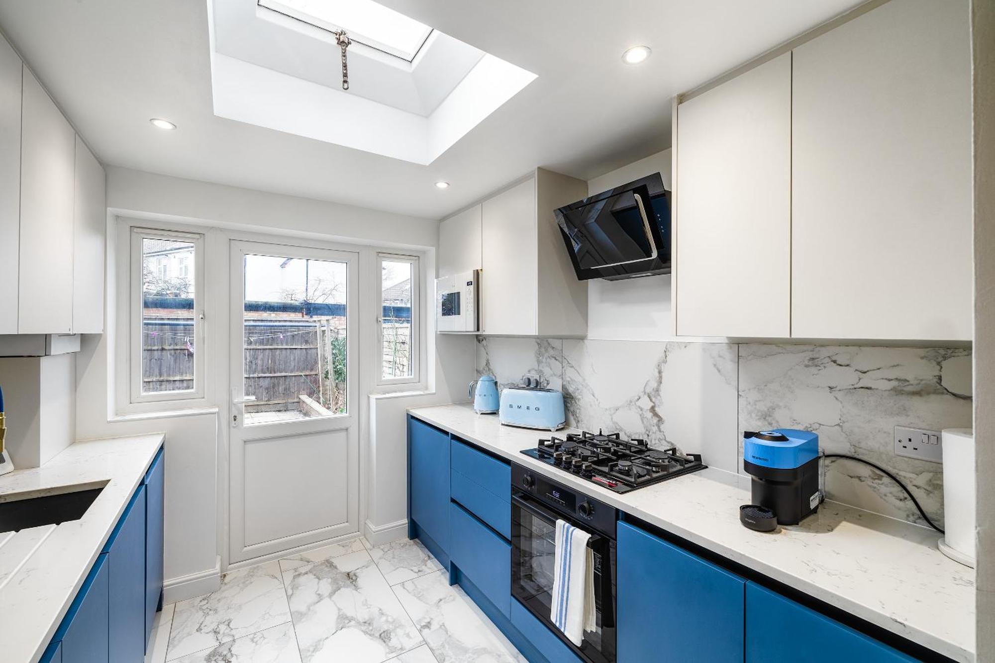 Luxurious 2 Bedroom Flat With Parking And Garden, 5 Mins Walk To Train Station And Bus Stop Opposite Apartment London