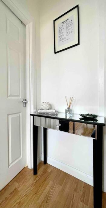 A Bright Two Double Bedroom Flat Apartamento
