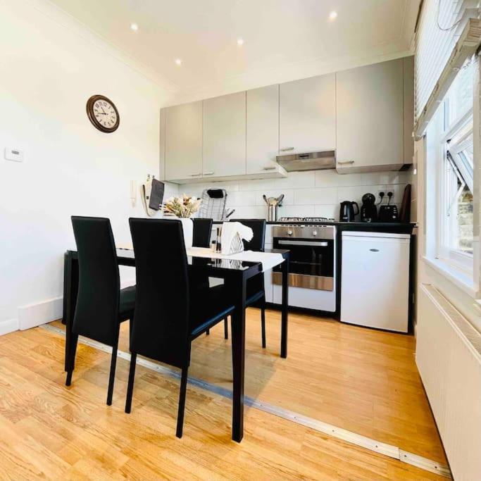 A Bright Two Double Bedroom Flat * Londres