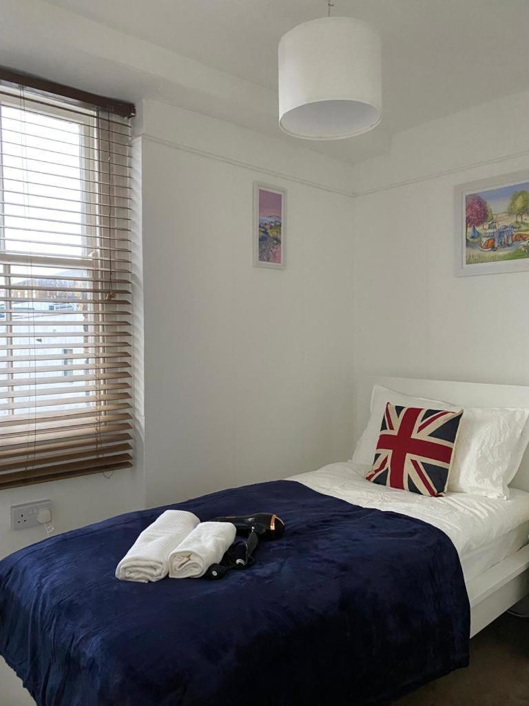Homestay Private Bedrooms In Camden Town, London