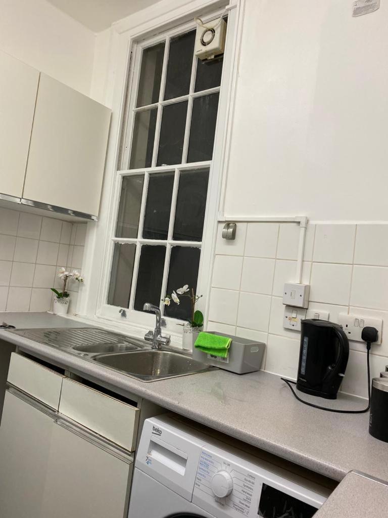 Homestay Private Bedrooms In Camden Town, London