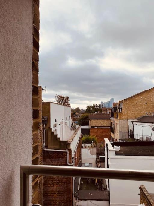 Spacious 3 Bed With Terrace Londen