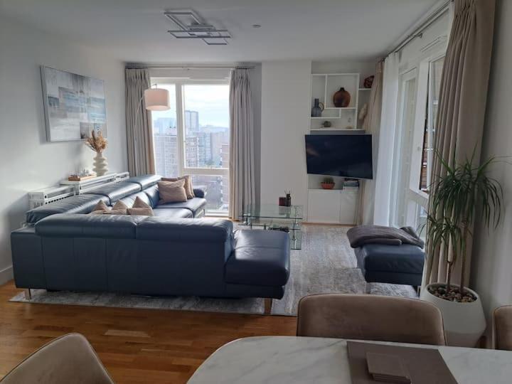 Accommodatie bij particulieren Cozy Double With Large En Near Canary Wharf With Amazing Views In A Shared Londen
