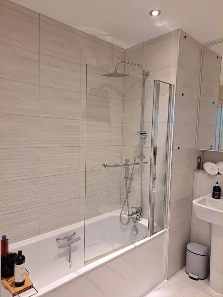 Cozy Double With Large En Near Canary Wharf With Amazing Views In A Shared Londen