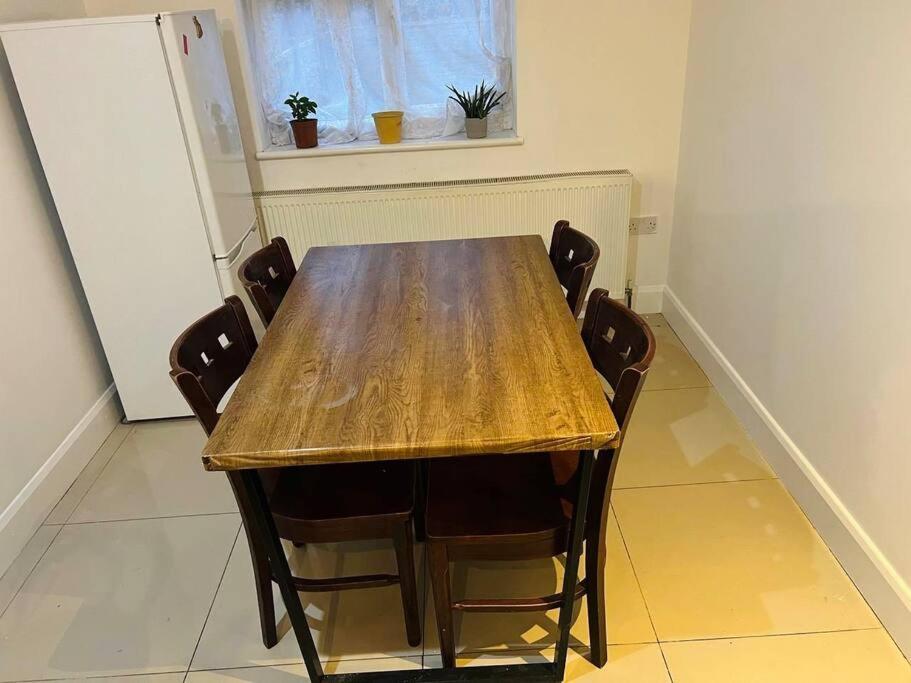 Apartamento Room In Wembley Londres