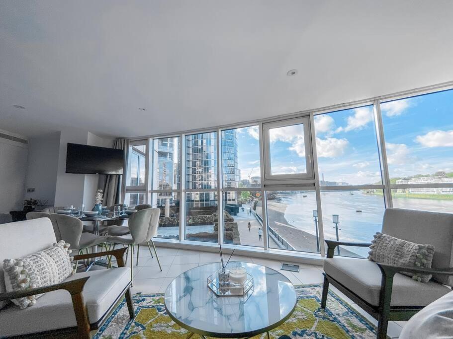 Luxury Riverside Retreat With Stunning Views * London