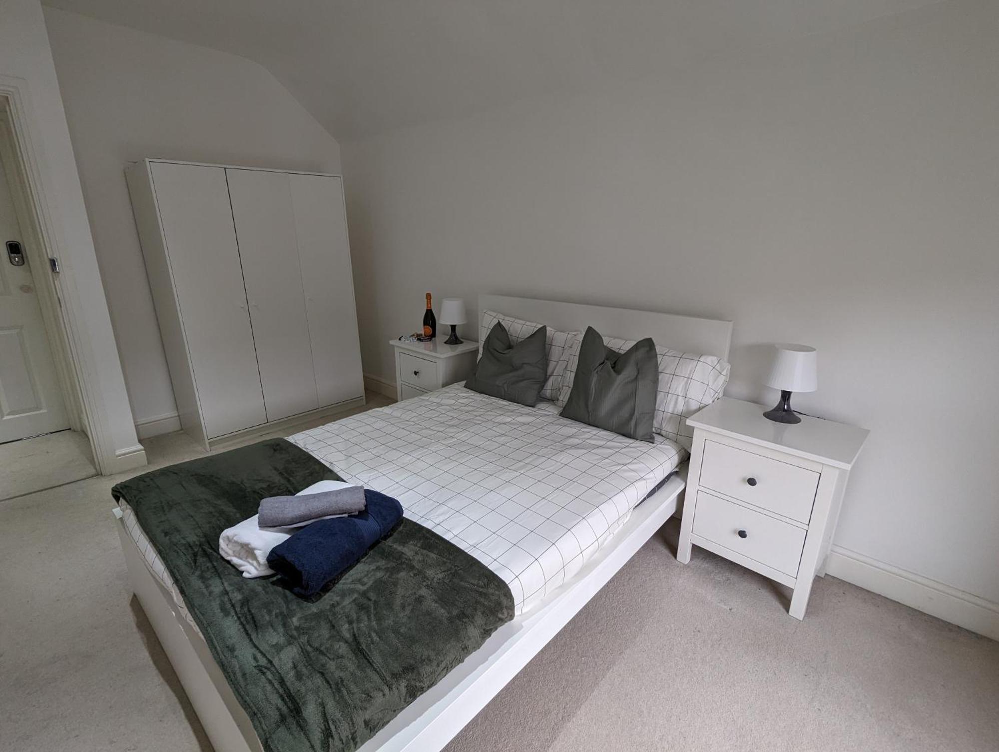 Delightful New Ensuite Bedroom With Stunning Shared Kitchen & Living -1c The Charteris London