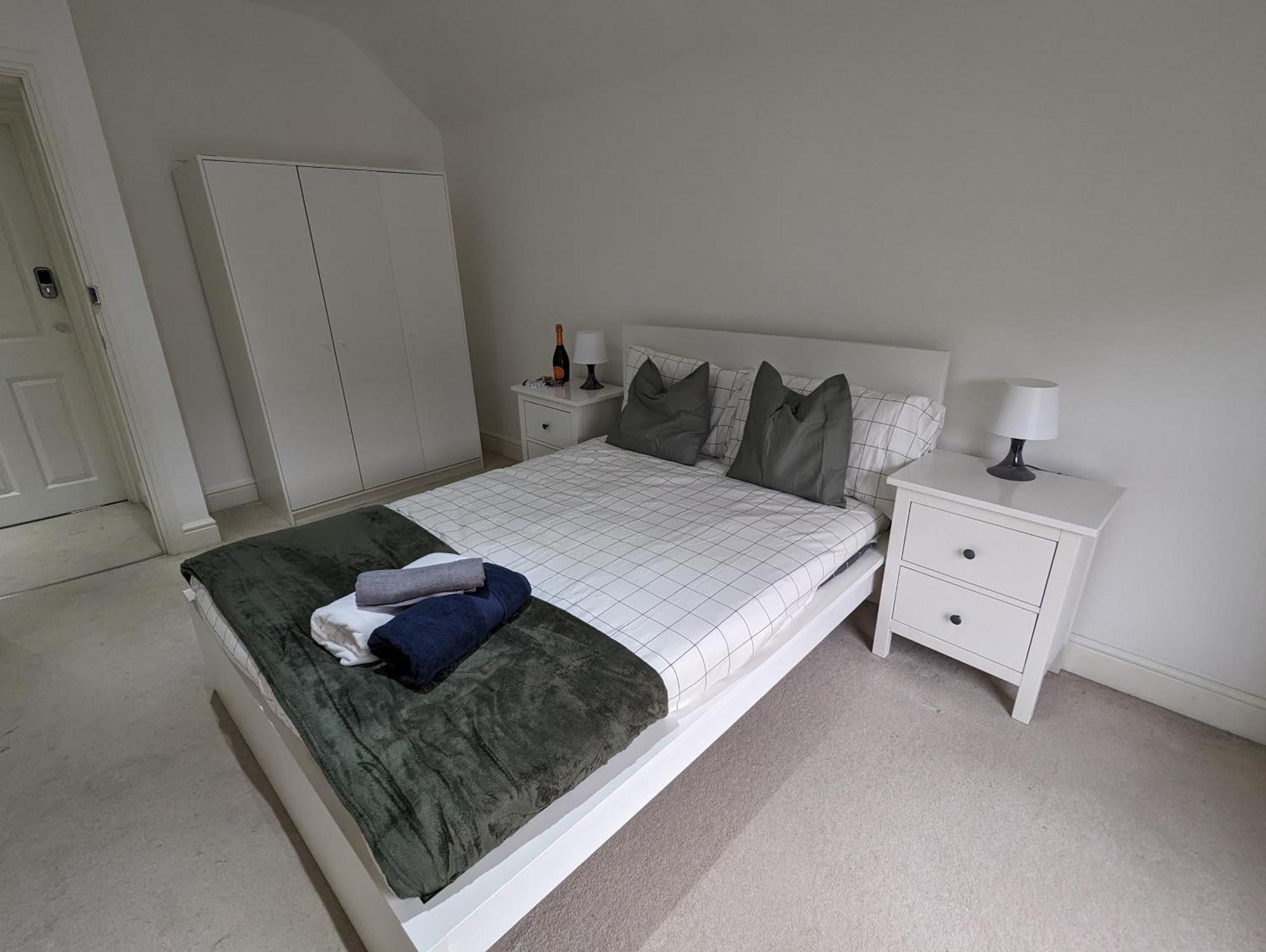 Apartment Delightful New Ensuite Bedroom With Stunning Shared Kitchen & Living -1c The Charteris