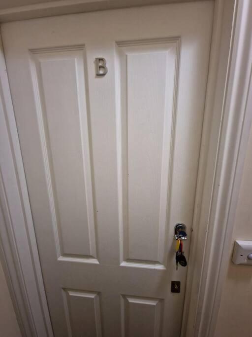 Stylish 2bed With Sky Window Apartment London