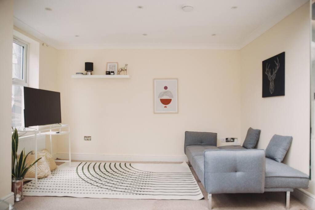 Stylish 2bed With Sky Window London