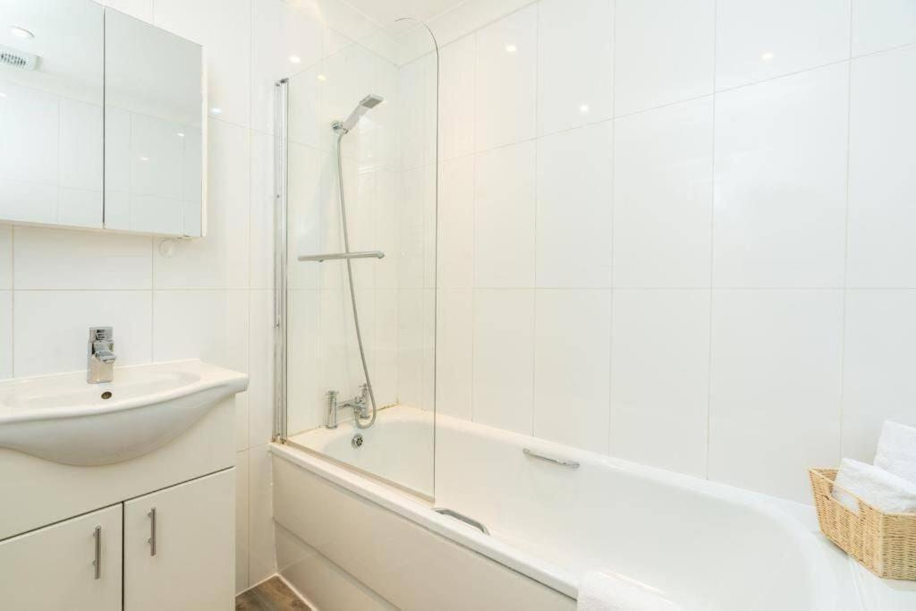 Stylish 2bed With Sky Window London