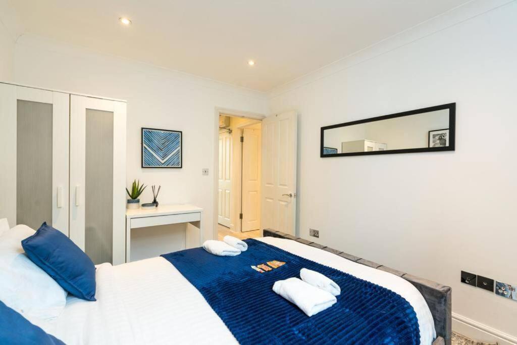 Stylish 2bed With Sky Window Apartment London