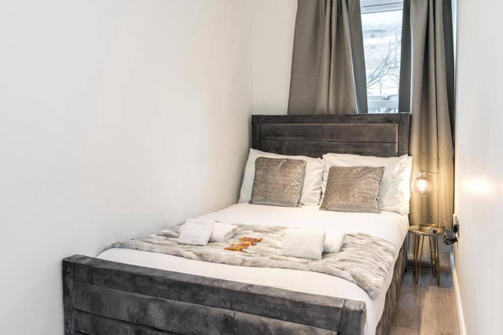Stylish 2bed With Sky Window London