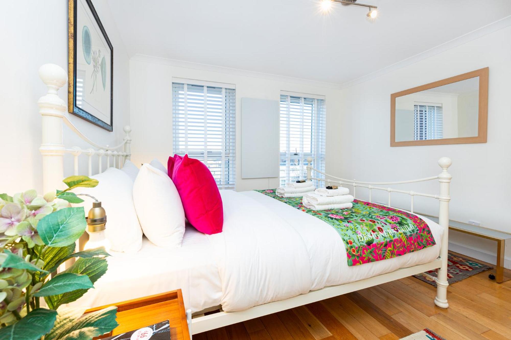 Immense Gorgeous 2br Wbalcony & Office In Chelsea Apartment *