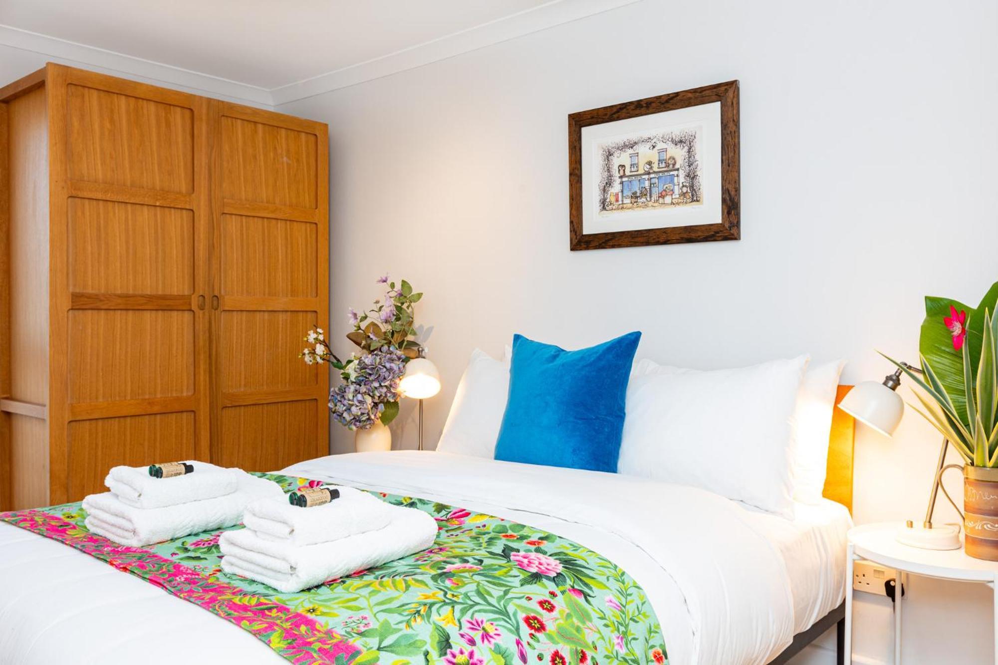 Immense Gorgeous 2br Wbalcony & Office In Chelsea Apartment London