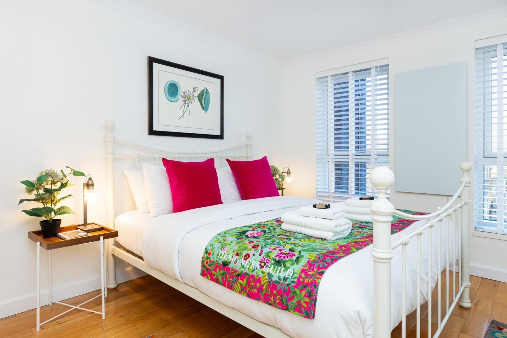 Immense Gorgeous 2br Wbalcony & Office In Chelsea Apartment *