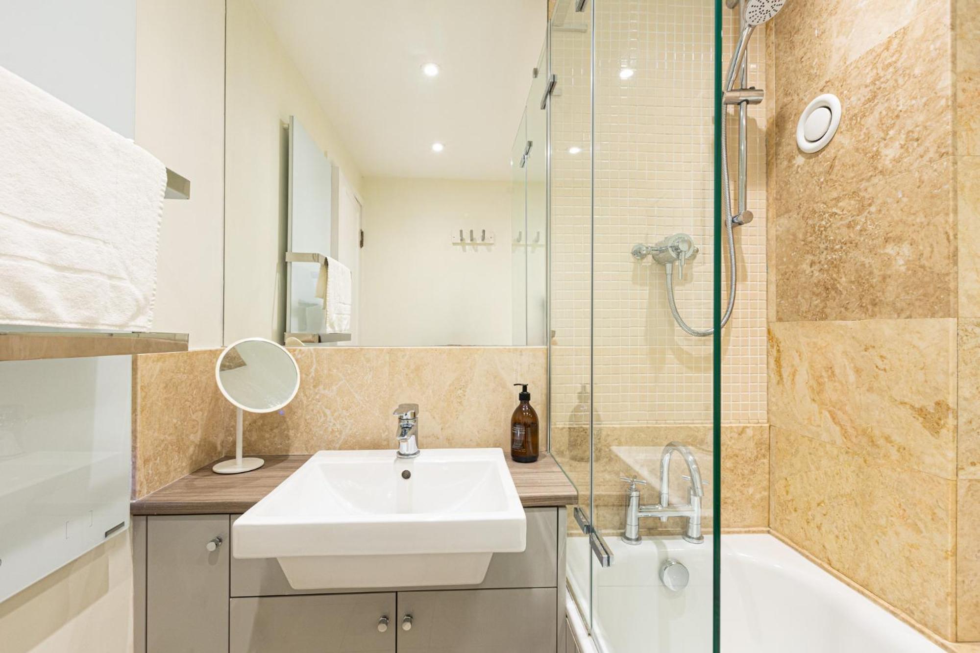 Immense Gorgeous 2br Wbalcony & Office In Chelsea Apartment London