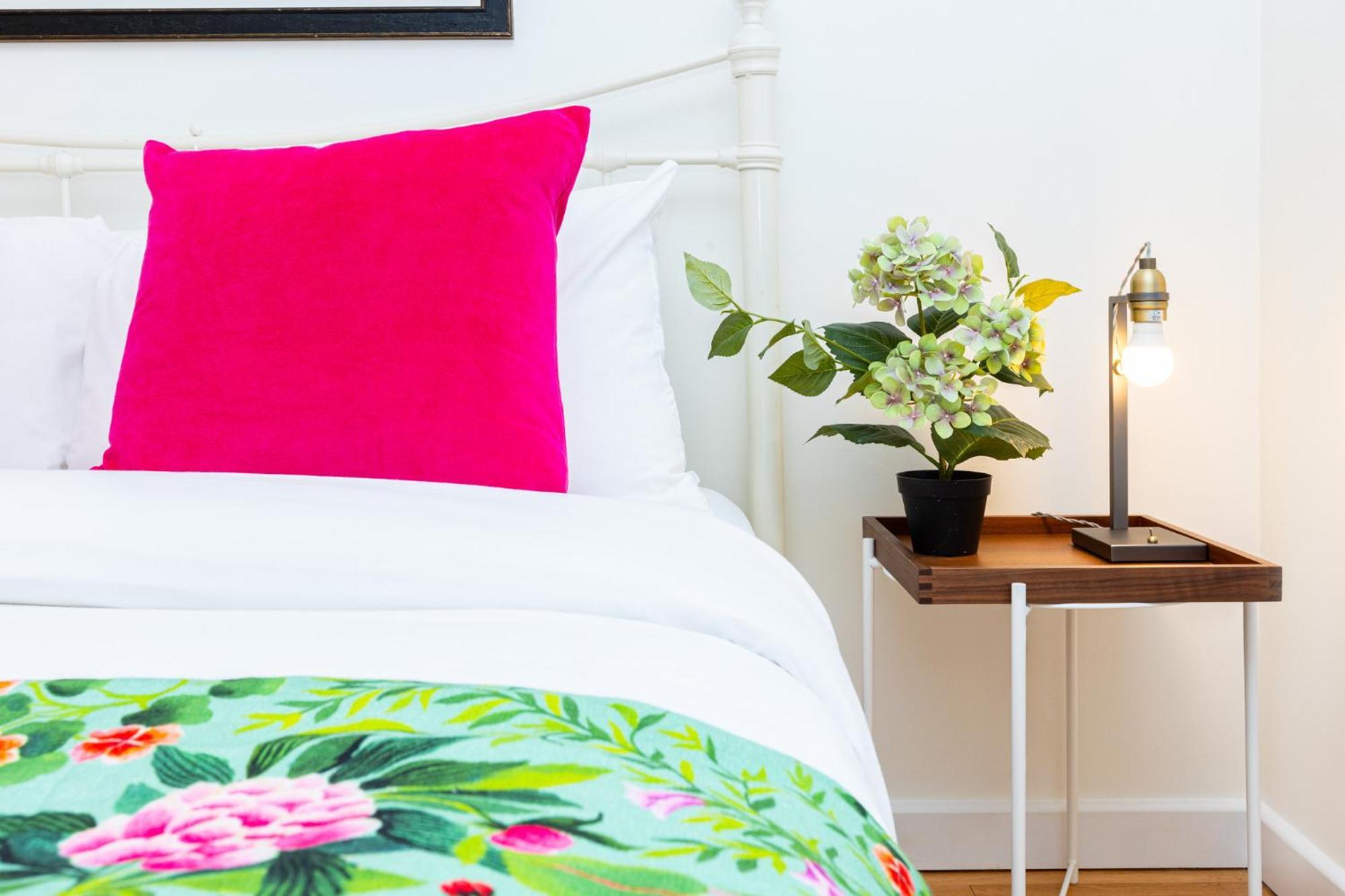 Immense Gorgeous 2br Wbalcony & Office In Chelsea Apartment London