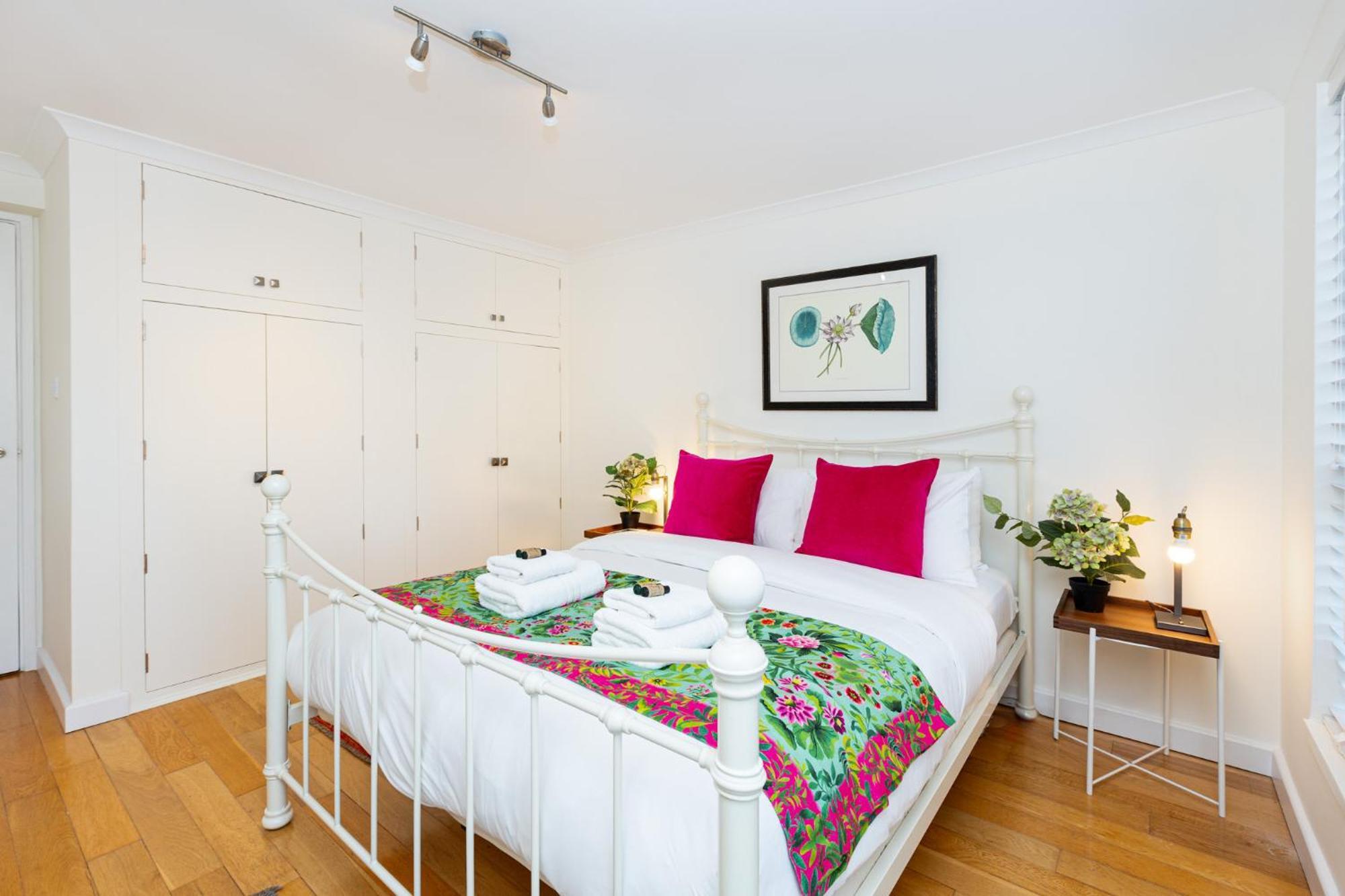 Immense Gorgeous 2br Wbalcony & Office In Chelsea Apartment *