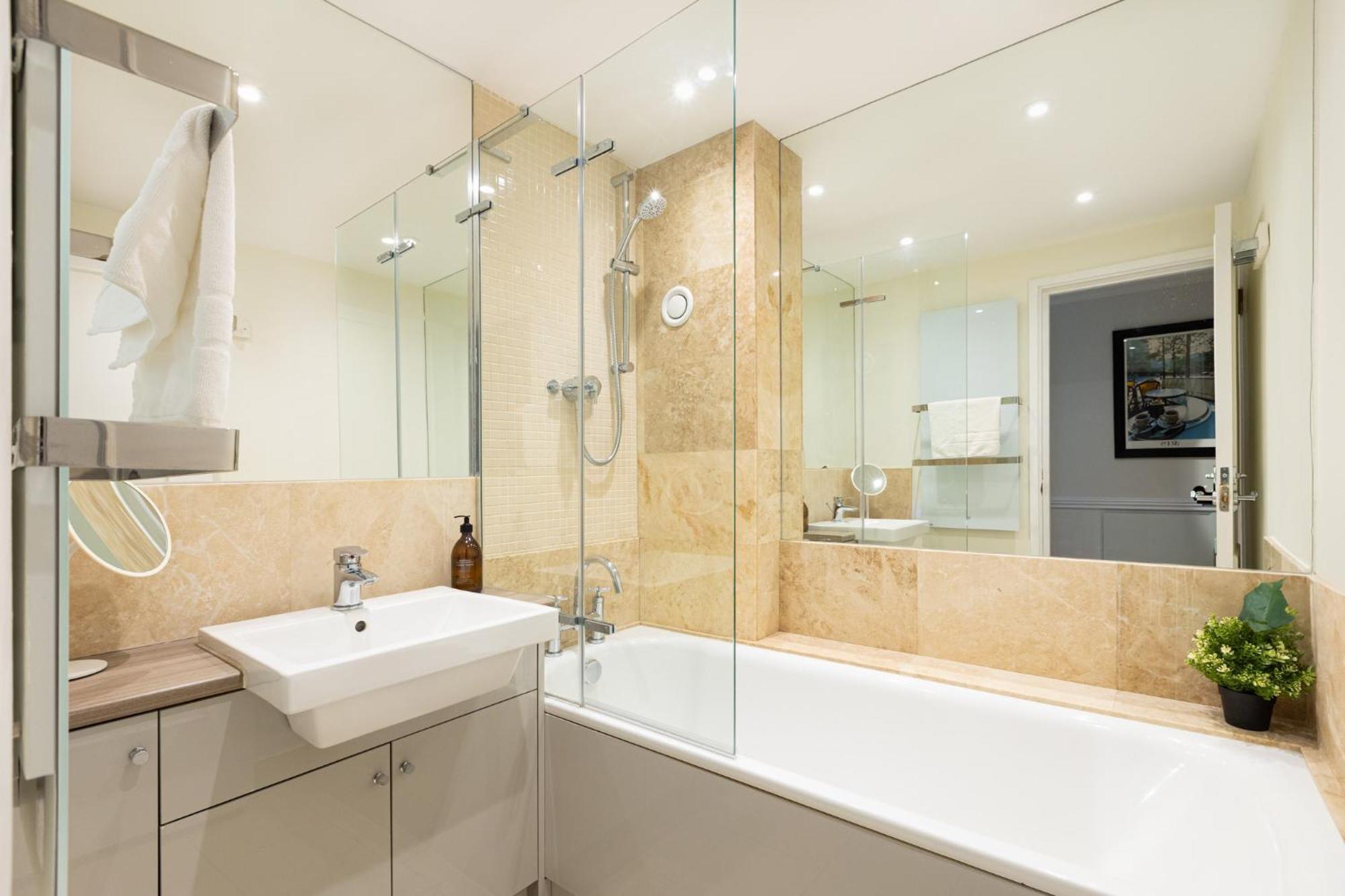 Immense Gorgeous 2br Wbalcony & Office In Chelsea Apartment London