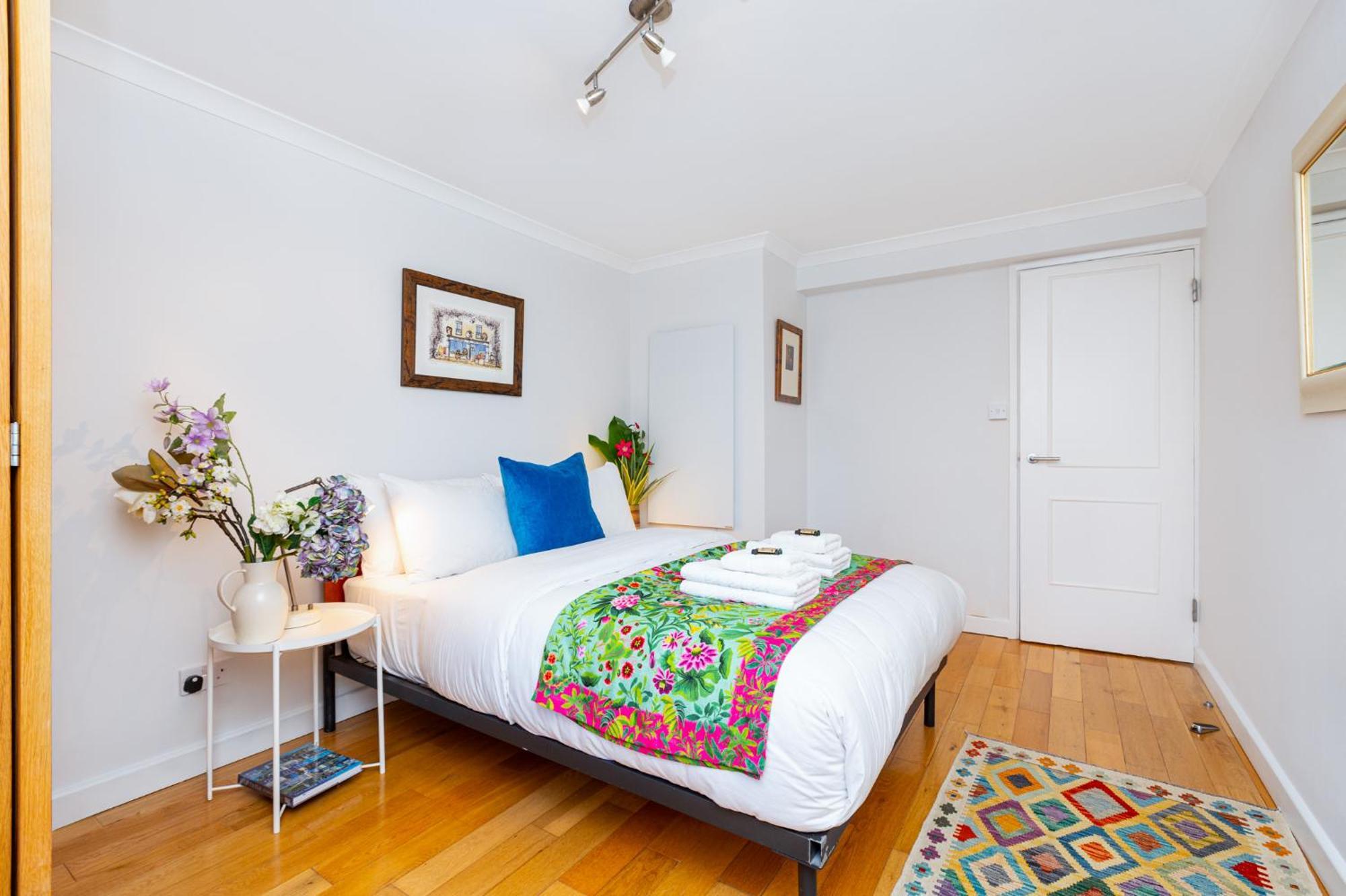 Immense Gorgeous 2br Wbalcony & Office In Chelsea Apartment London
