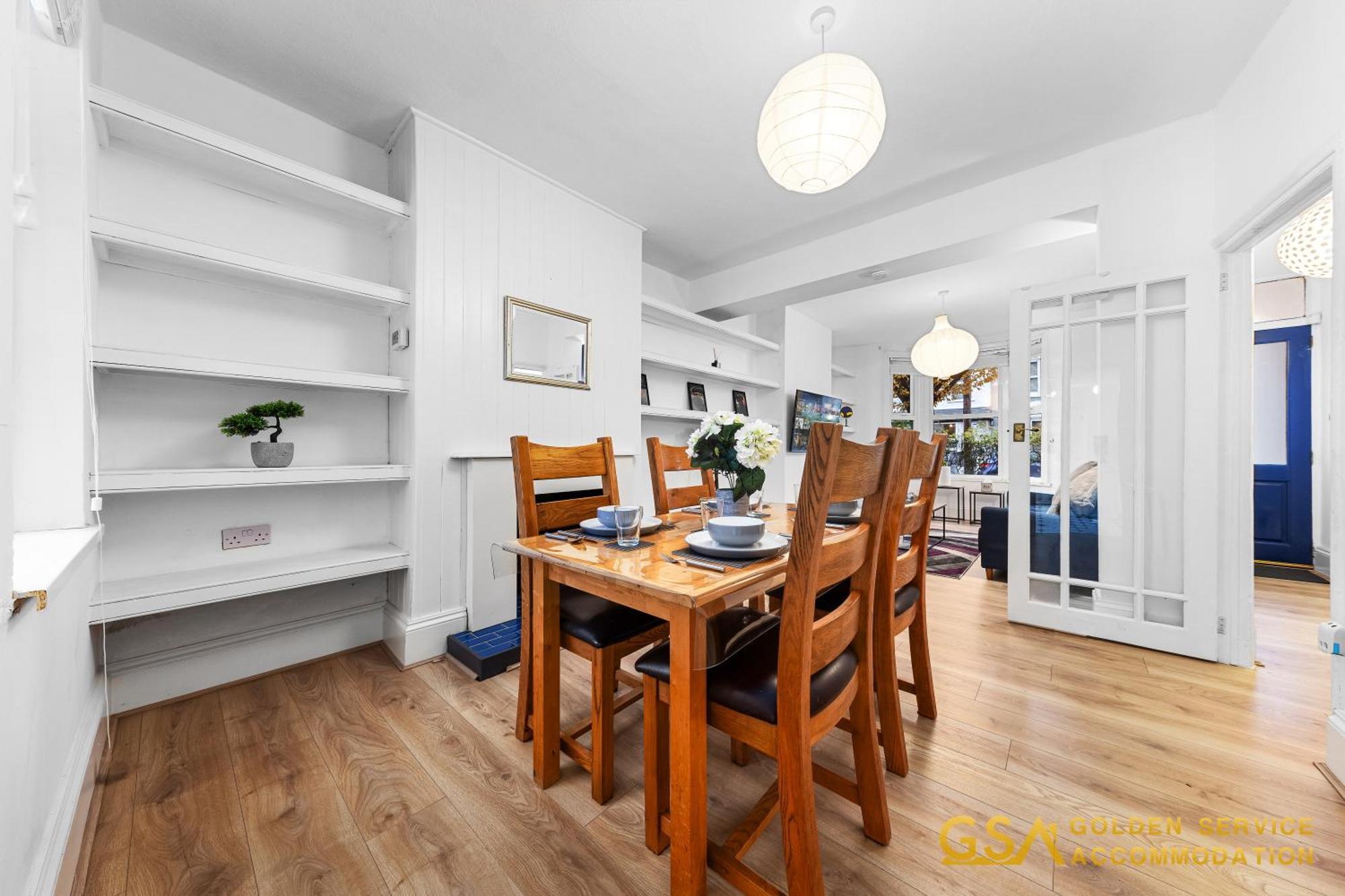 Сasa de vacaciones Stylist And Cosy 3 Bed House Leytonstone Sleeps 7 *