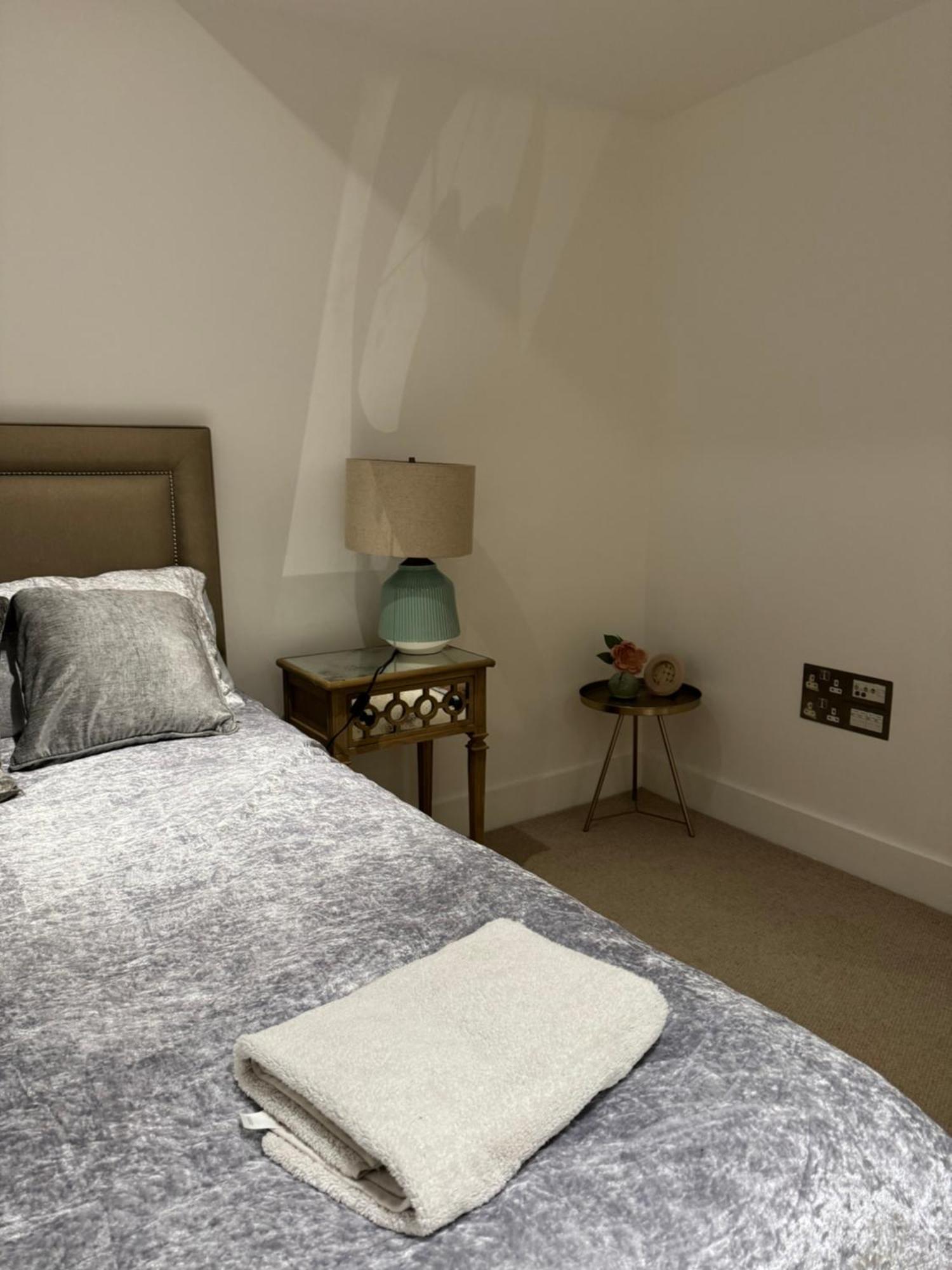 2 Bed 2 Bath - Amazing Views Of And River Thames * London