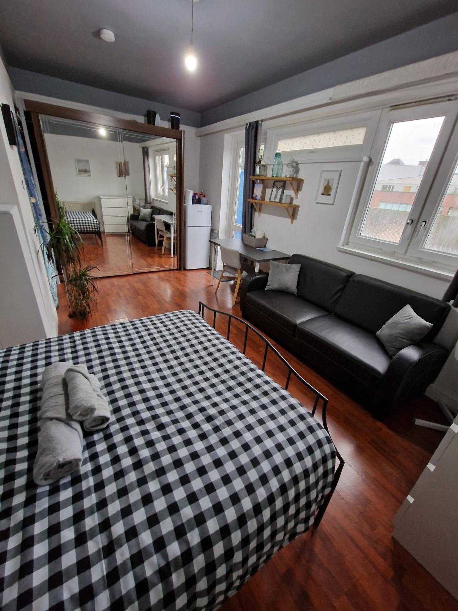 Habitación en casa particular Spacious Private Balcony - Central - Zone 1 - Elephant And Castle