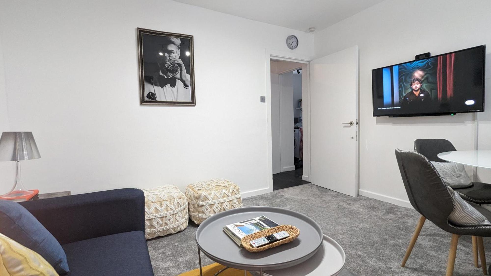 Apartment Old Compton Apartamento: Charming Retreat For Mature Guests London