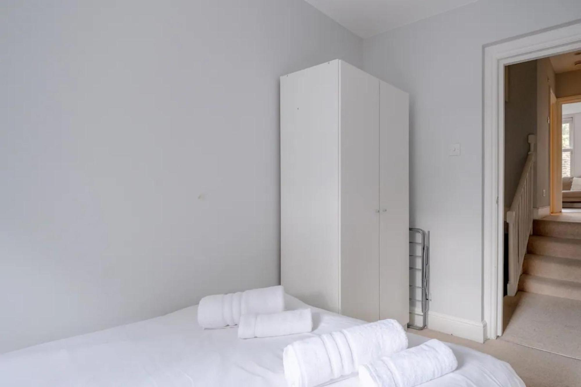 Airy 2 Bedroom Next To Clapham Common Londen
