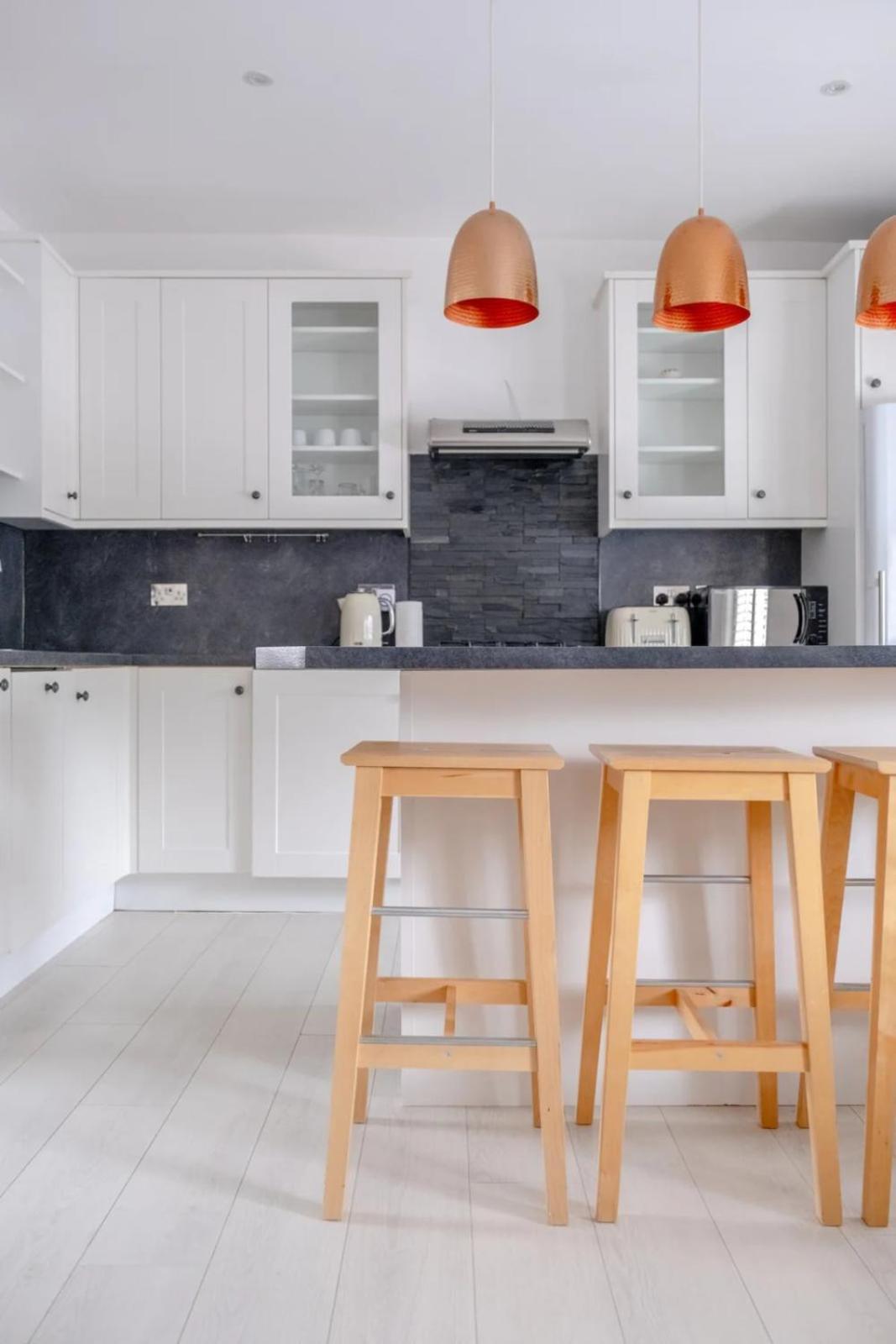 Airy 2 Bedroom Next To Clapham Common *