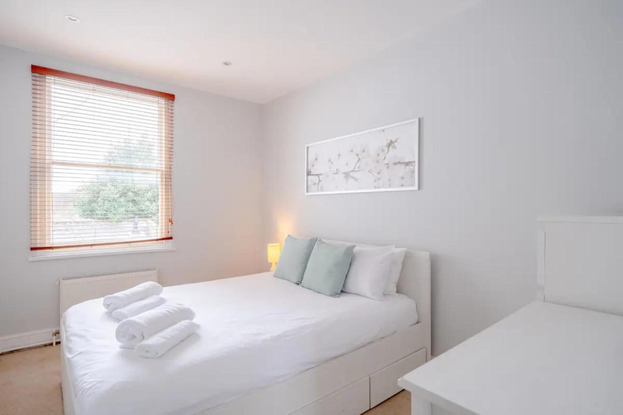 Airy 2 Bedroom Next To Clapham Common * Londen
