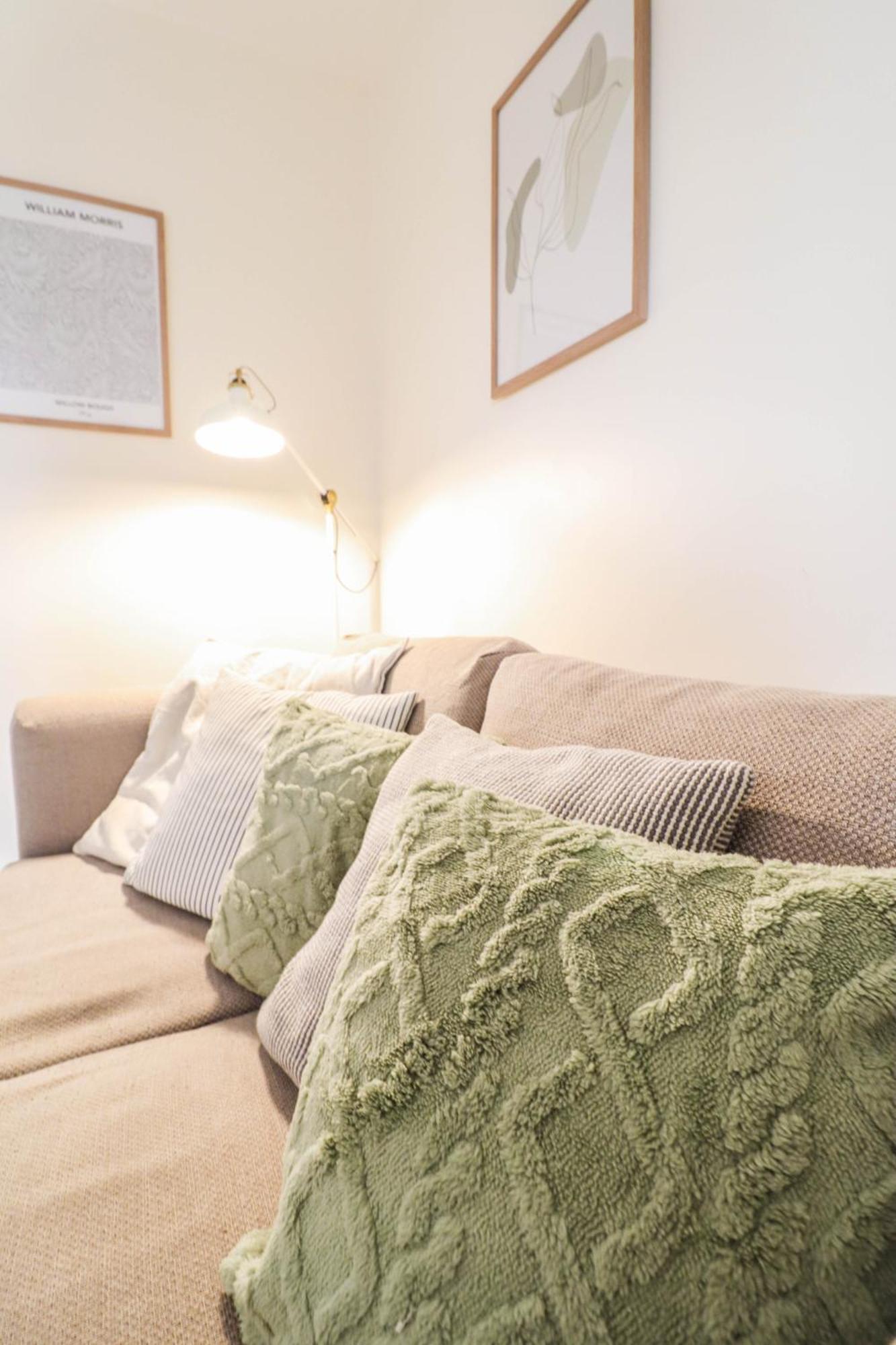Beautiful 2-Bedroom Flat Just Steps From Oval Station Apartment