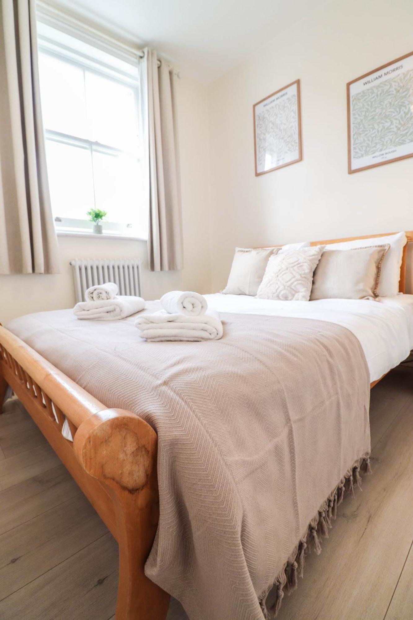 Beautiful 2-Bedroom Flat Just Steps From Oval Station Apartment London