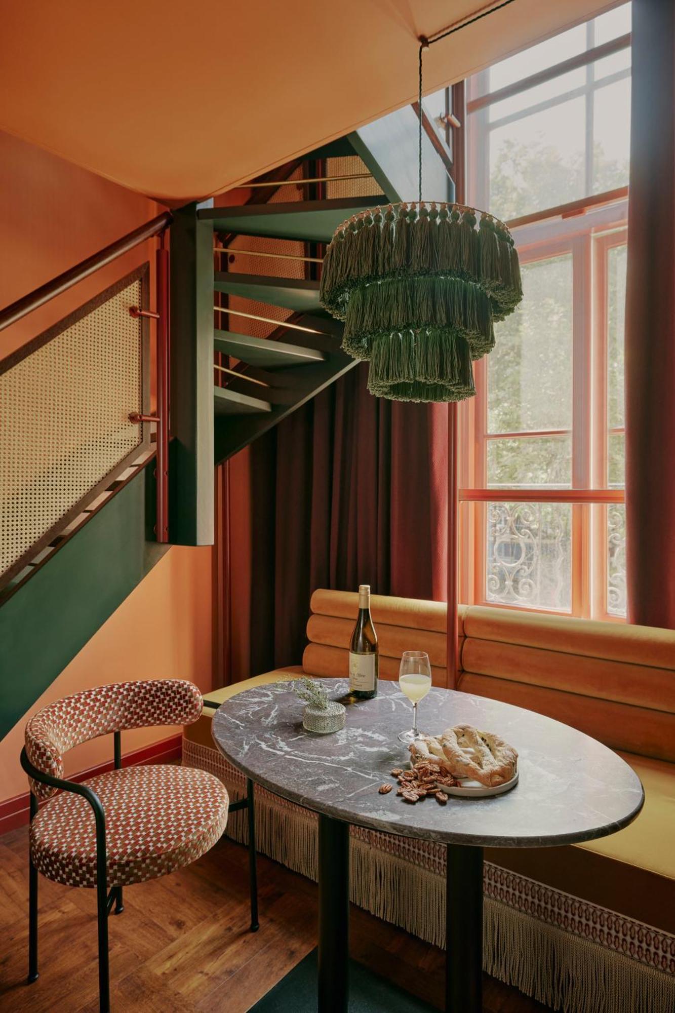 Ember Locke Kensington Londres