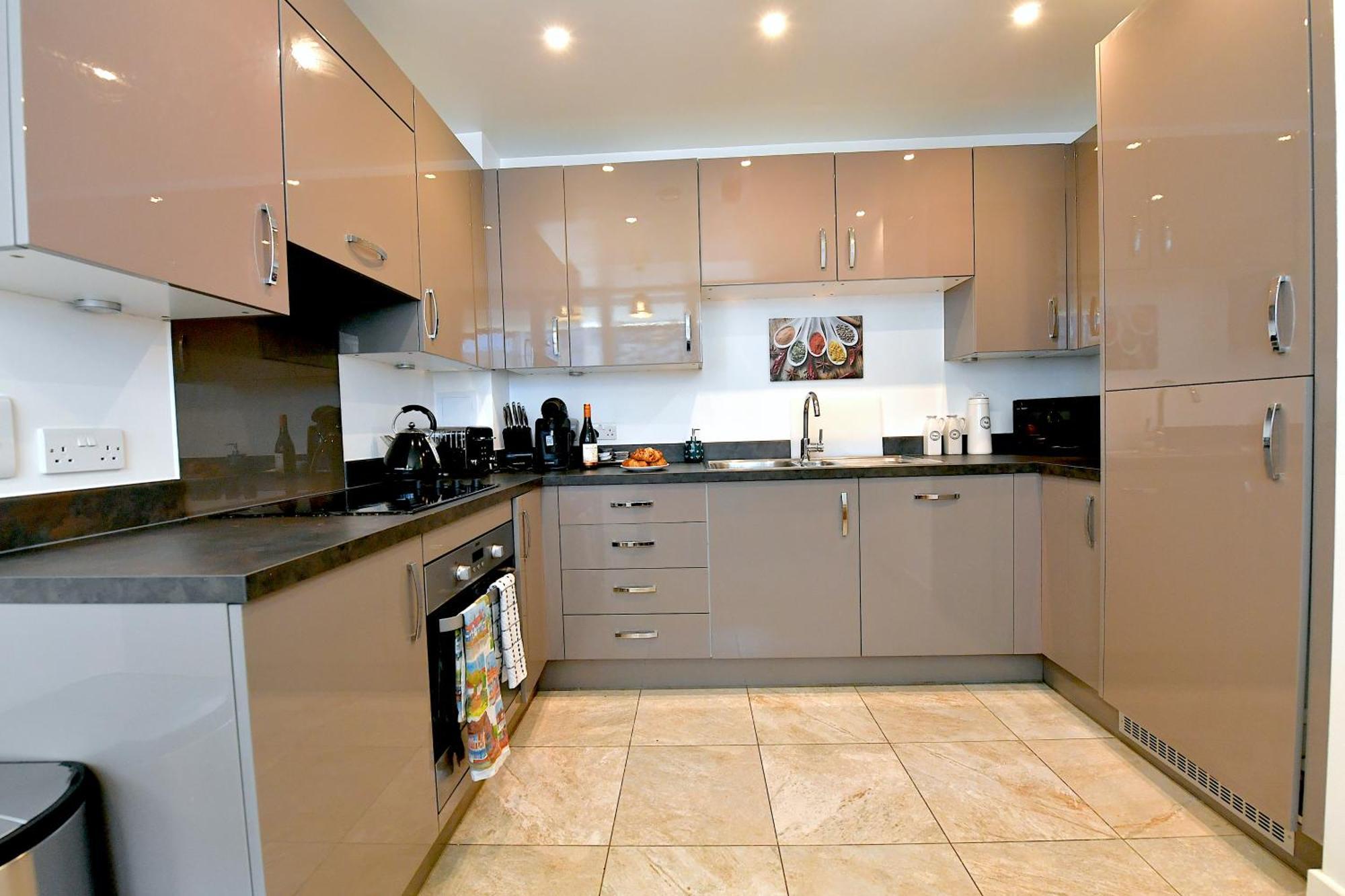 Bright Amelia - 2 Bed 1 Bath With Wifi And Netflix In The Heart Of Apartment