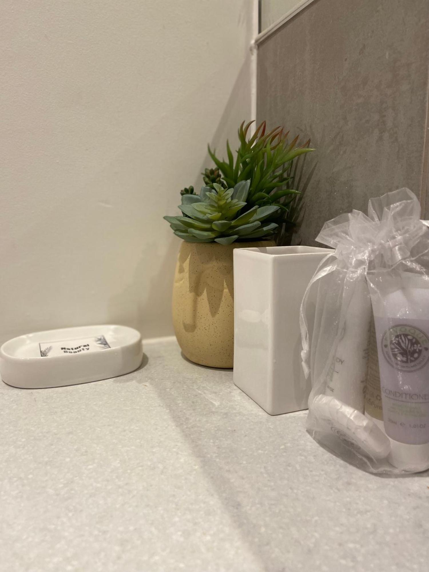 Bright Amelia - 2 Bed 1 Bath With Wifi And Netflix In The Heart Of