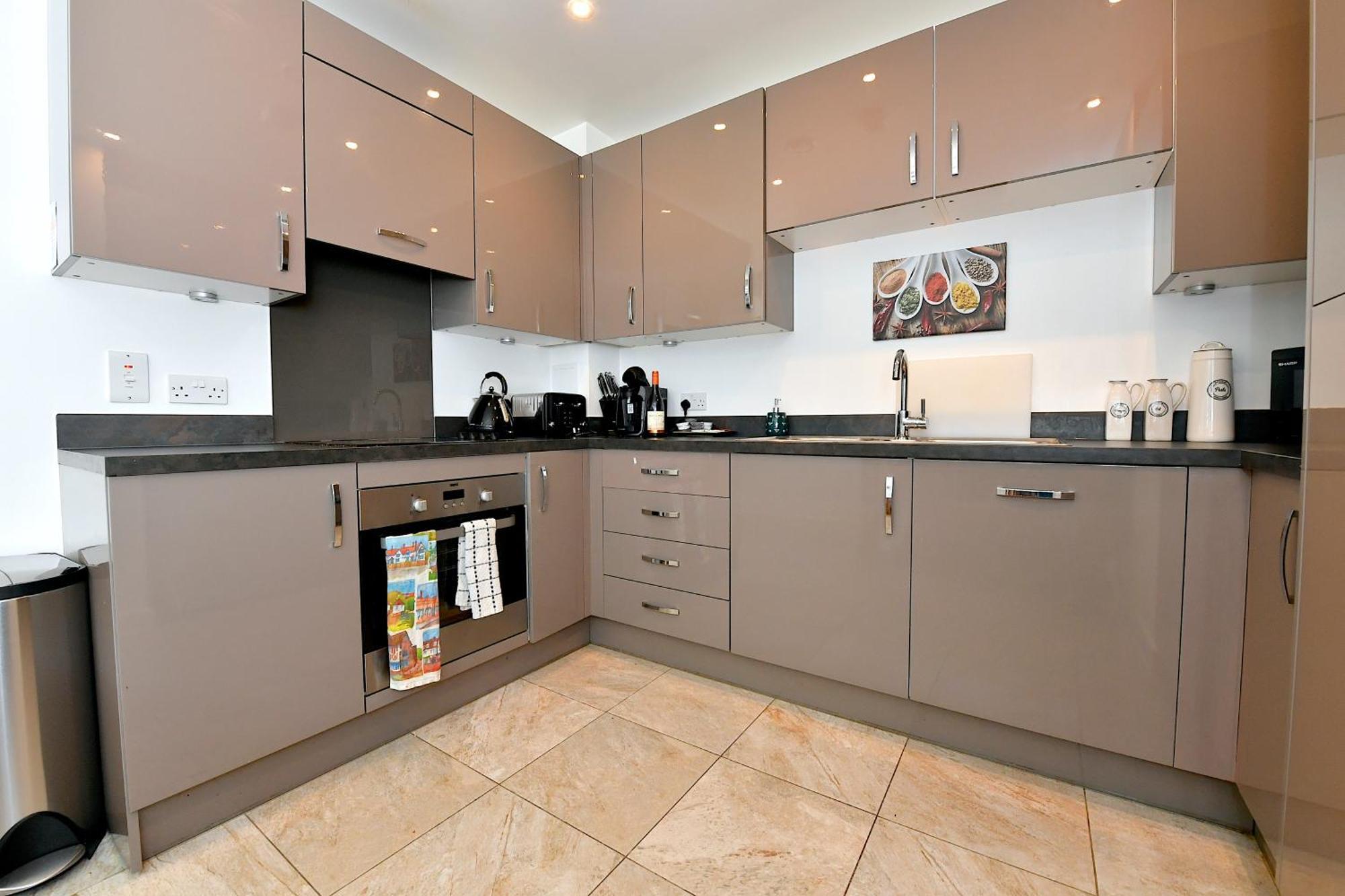 Bright Amelia - 2 Bed 1 Bath With Wifi And Netflix In The Heart Of Apartment