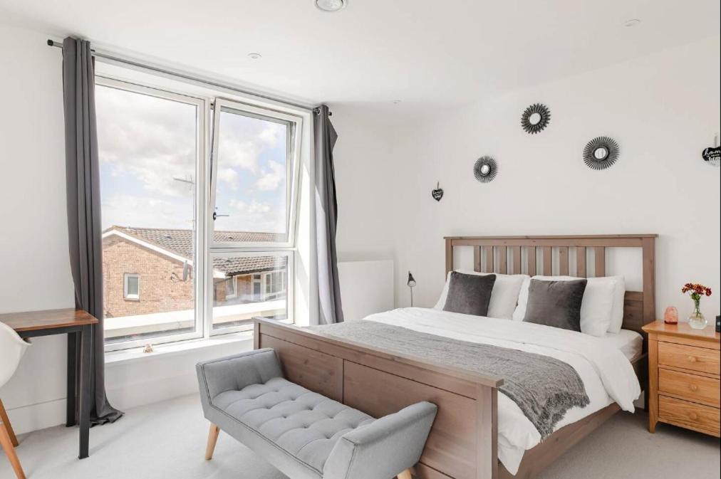 A Modern Lavish En-suite Bedroom * London